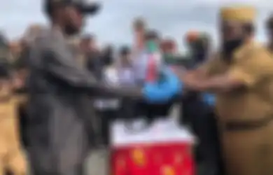 Bawa Sepucuk Senjata, Anggota KKB Ini Terbembak Pistol Sendiri Saat Hendak Serahkan Diri, Tendison Enumni Kini Dilarikan ke Rumah Sakit