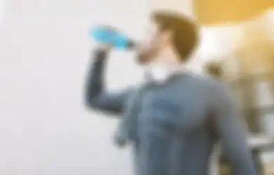 Sering Tidak Disadari, Ini Bahaya Minum Sambil Berdiri, Hal Mengerikan Bisa Terjadi pada Tubuh