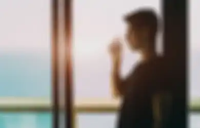 Hentikan Kebiasaan Minum Sambil Berdiri, Bisa Sebabkan Penyakit Mematikan ini