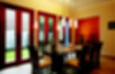 Ruang Makan Bergaya Modern yang Hangat, Padukan Kayu dan Cahaya Kuning