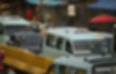 Kisah Haru Sopir Angkot Gratiskan Kakek Bayar Pakai Tutup Botol Bikin Netizen Ikut Mewek