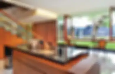 Mengundang Taman Masuk ke Dapur, Meja Makan dari Balok Kayu Melayang