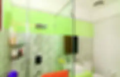Hijau Penghalau Lelah di Kamar Mandi Mungil, Trik Atasi Ruang Tinggi