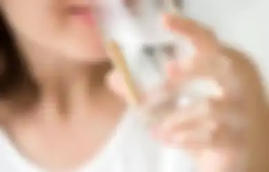Hentikan Kebiasaan Minum Air Putih Sisa Semalam, Simpan Bahaya bagi Tubuh!