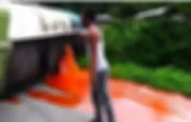 Truk Muatan Minyak Mentah Tumpah ke Sungai, Sopir Truk Nangis Sejadi-jadinya karena Takut Diomeli Bosnya