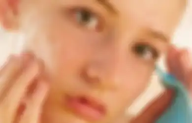 Pori-pori Wajah Membesar? Menurut Dermatologist, Ini 5 Cara Mencegahnya yang Bisa Kita Coba!