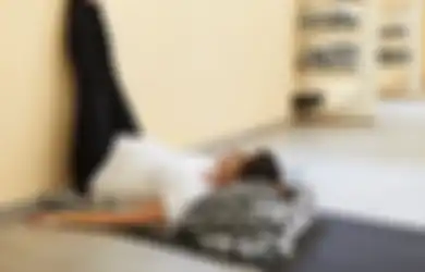 Tempelkan Kaki ke Tembok Sebelum Tidur Ternyata Punya Manfaat Besar, Ini yang Terjadi pada Tubuh