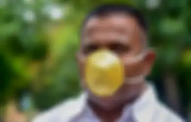 Pengusaha Ini Beli Masker Emas, Harganya Setara 11.400 Porsi Sempol: 'Orang-orang Meminta Selfie Bersamaku'