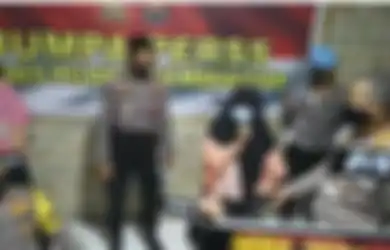 Video Viral! Perempuan Nekat Lempar Al Quran, Ngaku Bergelar Magister dan Lulusan Australia, Polisi Ungkap Fakta yang Mencengangkan Ini