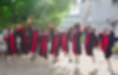 VIRAL di TikTok Siswi SMP Pakai Kebaya Ala Pengantin di Hari Kelulusan, Warganet: Kelar Salaman Pindah Tenda