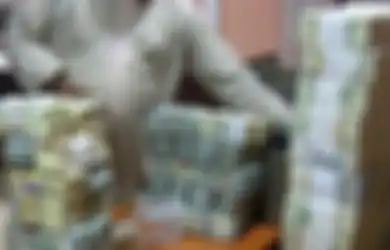 Tetangga Kanan Kiri Hidup Melarat, Laki-laki Ini Malah Ketahuan Simpan Uang Dolar Bertumpuk-tumpuk, Dikira Lakukan Bisnis Haram Ternyata Sumber Duitnya dari Sini