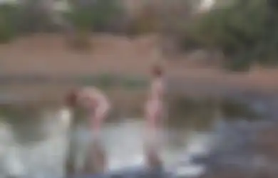 Hidup Dikelilingi Singa dan Satwa Liar Tanpa  Kenakan Sehelai Pakaian, Dua Gadis Cantik Ini Nekat 21 Hari Hidup  di Hutan Afrika Hanya Gunakan Benda Ini Untuk Hidup