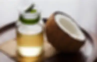 Mencegah Kerusakan dan 3 Manfaat Minyak Kelapa untuk Rambut!