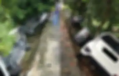 Rombongan Pengantin Jadi Jantungan, Maksud Hati Kunjungi Rumah Mempelai Laki-laki, Mendadak Jalanan yang Dilewati Ambles Seketika Hingga Bikin Mobil Terbalik