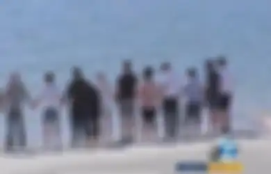 Para Pemain Glee Saling Gandengan di Tepi Danau Lokasi Jasad Naya Ditemukan