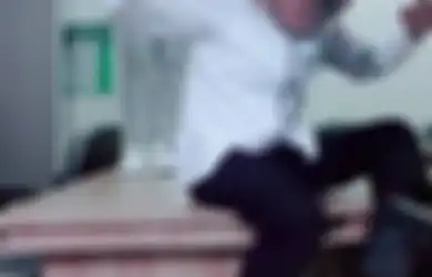 Peragakan Tiup Seruling Tarian Ular Bersama Perempuan di Atas Meja Demi TikTok, Kadis Bondowoso Turun Jabatan