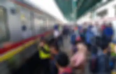 Selama Pandemi, Banyak Orang Jakarta Memakai Transportasi Online Sebelum Naik KRL
