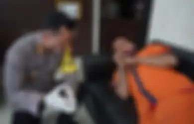 Menangis Tersedu-sedu di Hadapan Polisi, Pembunuh Ibu Kandung Bertobat dan Langsung Minta Buku Tuntunan Shalat