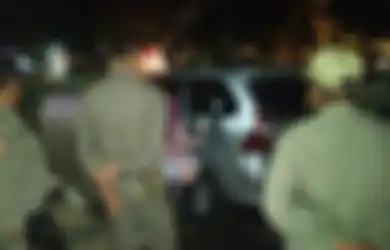 Asyik Memadu Syahwat di Dalam 'Mobil Goyang', Dua Sejoli Ini Kaget Ternyata Perbuatan Mesumnya Diintip Polisi