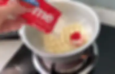 Harganya Rp 500 Ribu Per Bungkus, Youtuber Ini Masak Mie Instan Pakai Oreo Supreme, Jiwa Anak Kos Netizen Langsung Menjerit!