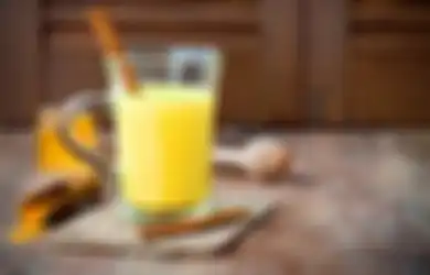 Iseng Pria Ini Campurkan Bubuk Kunyit dalam Segelas Susu, Nggak Nyangka Hasilnya Luar Biasa untuk Tubuh!
