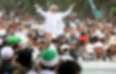 Kepulangan Imam Besar FPI Habib Rizieq ke Indonesia Disambut Ribuan Orang di Terminal 3 Bandara Soekarno Hatta