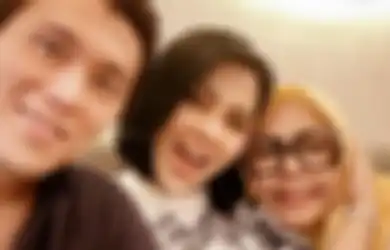 Tabiat Asli Reino Barack Terbongkar Saat Makan Malam Bersama Sang Ibu Mertua, Posisi Tangan Suami Syahrini Jadi Sorotan hingga Bikin Netizen Terbelalak: Sulit Dikondisikan!