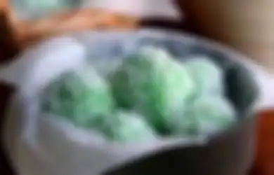 Heboh Kue Klepon Kena Hoax Makanan Haram, Selebgram Awkarin Ikut Menyebarkan dengan Caranya!