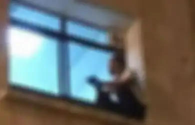 Menyayat Hati, Setiap Harinya Pria Ini Panjat Gedung Rumah Sakit dan Duduk di Luar Jendela Kamar Inap Ibunya Sampai Sang Ibunda Meninggal Dunia, 'Dia Baru Turun Setelah Ibunya Tidur'