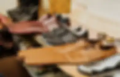 Cocok Buat Physical Distancing, Perajin Ini Bikin Sepatu dengan Ukuran Nggak Wajar