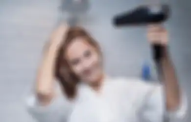 Jadi Alat yang Diandalkan Untuk Keringkan Rambut dengan Cepat, Siapa Sangka Penggunaan Hair Dryer Terlalu Sering Timbulkan Efek Negatif pada Tubuh!