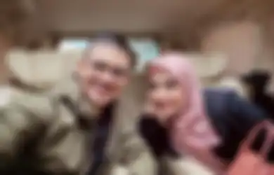 Tergolek Lemas Pasca Transfer Embrio, Zaskia Sungkar Kesal saat Tahu Irwansyah Malah Sibuk Lakukan Ini: Lihat, Kita Ngomong Dia Tetap Enggak Peduli