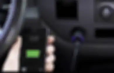 Sering Dilakukan Saat Kepepet, Ini Dampak Kalo Ngecharge Hape Lewat Power Output Mobil
