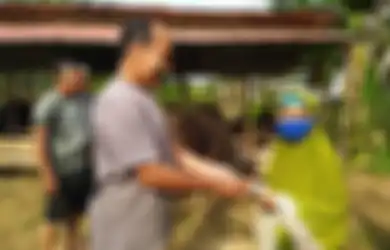 Kurban Sapi dan Kambing Pakai Gaji 15 Tahun Menyapu Jalanan, Nenek Sumiyati Dapat Hadiah Ini dari Bupati 