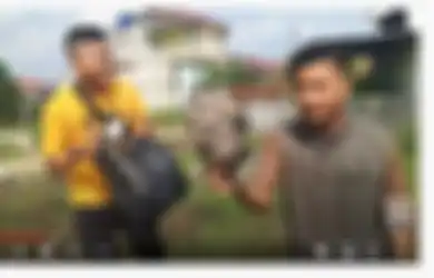 Gak Ada Akhlak! Ikuti Jejak Ferdian Paleka, Youtuber Ini Prank Bagi-bagi Daging Kurban Isi Sampah: Demi Subscribers!
