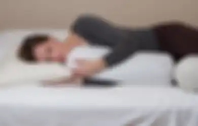Tidur Memeluk Guling Ternyata Punya Banyak Manfaat, Salah Satunya Lancarkan Sirkulasi Darah