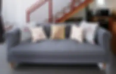 Tips Mudah Menata Sofa dengan Cushion, Coba Siasati Sofa Lama!