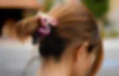 Enggak Sempat Keramas? Ini 5 Tips Atasi Rambut Lepek Biar Tetap Oke!