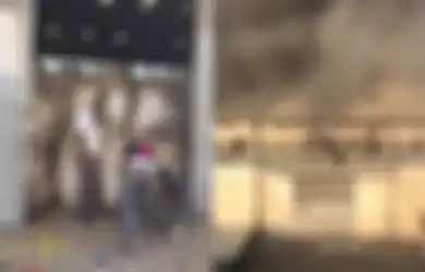 (Foto) Nyaris Tak Berjarak Sejengkalpun, para Pekerja Ini Mengelas Pintu Gudang Penuh Amonium Nitrat di Beirut, Tapi Justru Disebut Mustahil Jadi Pemicu Ledakan, Kok Bisa?