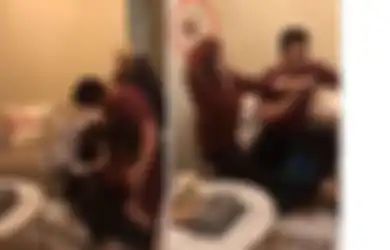 Viral Detik-detik Toples Melayang Kenai Kepala Hingga Pecah, Wanita Ini Tanpa Ampun Hajar Pelakor, Pergoki Suaminya Bermesraan dengan Sang Simpanan di Depan Matanya Sendiri