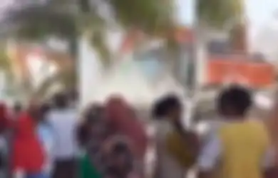 Keranjingan Manjakan Selingkuhan Sampai Bangunkan Rumah, Sang Istri Asli Langsung Marah Besar Sampai Sewa Ekskavator untuk Ratakan Rumah Selingkuhan Suaminya
