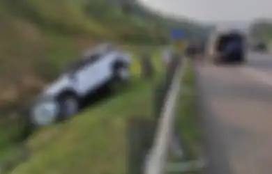 Melaju dengan Kecepatan Tinggi di Tol, 1 Orang Tewas Akibat Mobil Fortuner Ini Tabrak Pagar Pembatas 