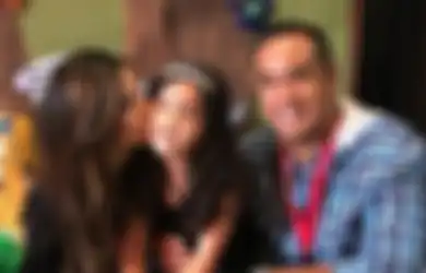 Dulu Curi Perhatian Tenteng Tas Rp 55 Juta ke Kondangan, Kini Putri Nia Ramadhani Bikin Netizen Salfok Lihat Outfitnya hingga Soroti Kaki Jenjangnya Saat Temani Ardi Bakrie Belanja di Amerika