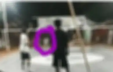 Viral Penampakan Sosok Mirip Kuntilanak Berdiri Diguyur Hujan Lebat di Sudut Lapangan Bulutangkis, Nyali Pemain Langsung Ciut 