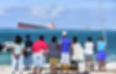(Foto) Tumpahan Minyak Dari Kapal Karam di Laut India Ini Mengancam Keberadaan Pulau Mauritius, Warga Kewalahan Selamatkan Pulau Mereka