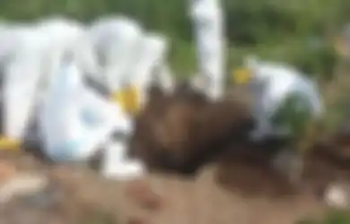Sepuluh Petugas Pemakaman Ini Terpaksa Kuburkan Jenazah Covid-19 dengan Tangan, Usai Warga Setempat Tolak Pinjamkan Cangkul