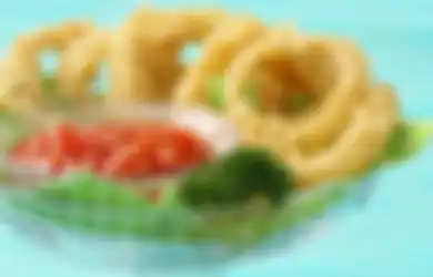 Nggak Perlu Tepung Roti, Begini Tips Membuat Onion Ring Renyah Hanya dengan Tepung Terigu Biasa
