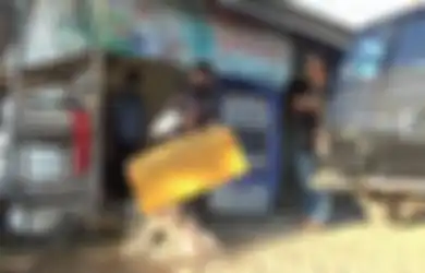 Kades Ngamuk! Buang Daging Bantuan Pemerintah ke Jalan, Usai Dapat Laporan Warganya Terima Daging Busuk dan Akibatkan Sejumlah Warga Muntah-muntah
