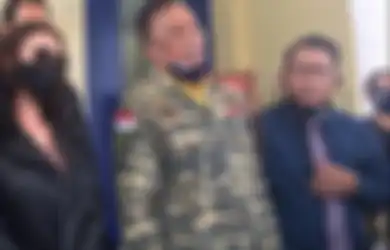 Datang ke Kantor Polisi dengan Seragam Loreng Layaknya Tentara, Ayah Jerinx SID Pasang Badan untuk Anaknya, Jadi Jaminan Penangguhan: Keluarga Juga Bertanggung Jawab!