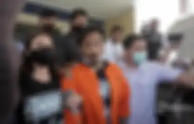 Tulis Surat dari Balik Jeruji Besi, Jerinx SID Jawab Isu Nora Alexandra Larang Bertemu Orang Tua, Hingga Minta Sang Istri Putuskan Kontak dengan Pihak Ini